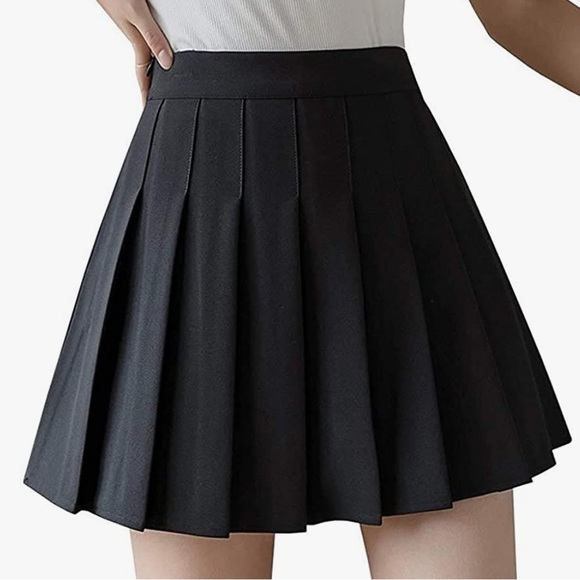Black Plain Pleated Skirt With Mini Skirt Lining Shorts - Picture 2 of 2